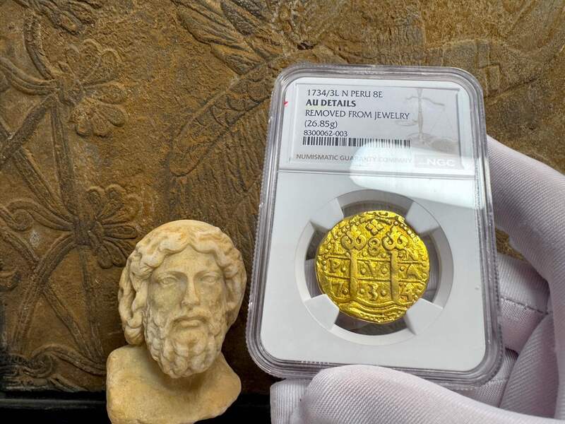 Peru 8 Escudos 1734 NGC AU 27