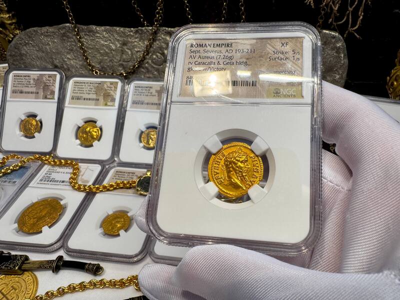 Roman Empire "Septimius Severus" Aureus NGC XF 5x1 52