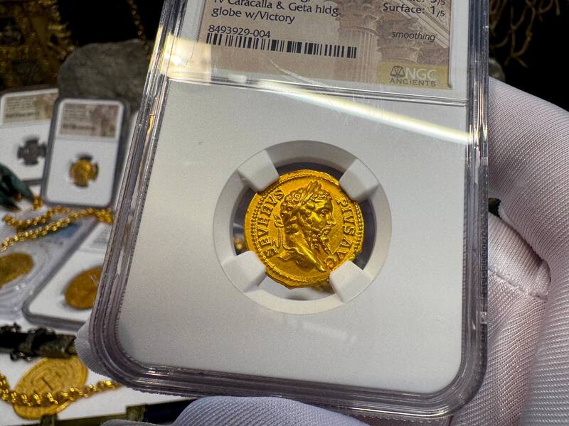 Roman Empire "Septimius Severus" Aureus NGC XF 5x1 9