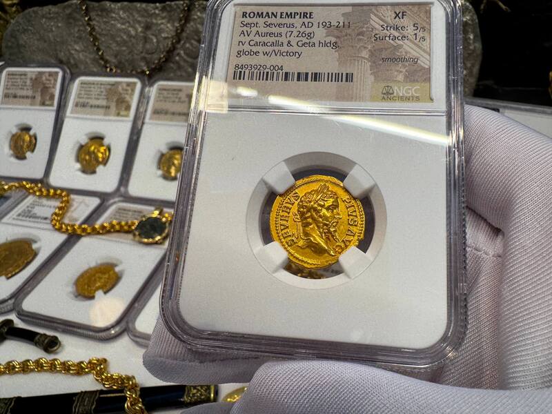 Roman Empire "Septimius Severus" Aureus NGC XF 5x1 42