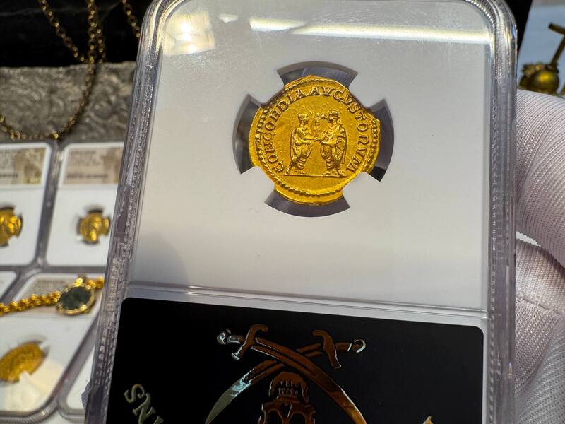 Roman Empire "Septimius Severus" Aureus NGC XF 5x1 10