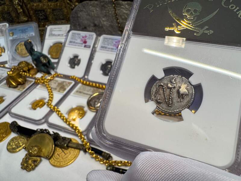 Roman Imperatorial "Caesar- Elephant" 43BC NGC AU 4x5 6