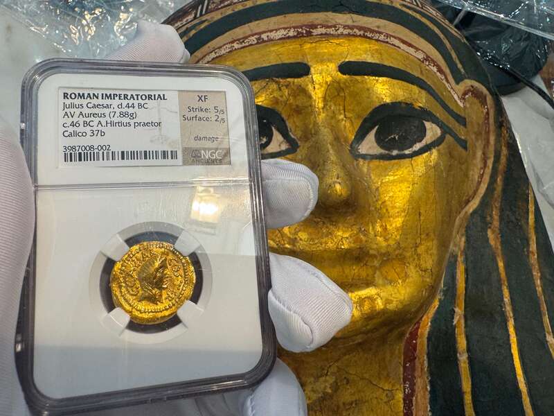 Roman Imperatorial 44BC "Julius Caesar" NGC XF 5x2 24