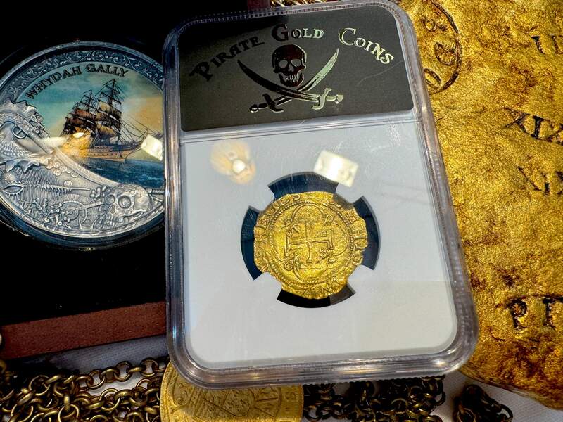 Spain 1 Escudo 1516-56 "Charles & Joanna" NGC 63 11