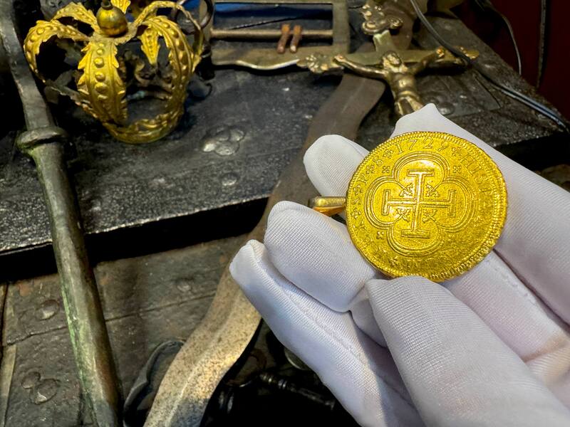 Spain 8 Escudos 1729 "Philip V" Pendant 7