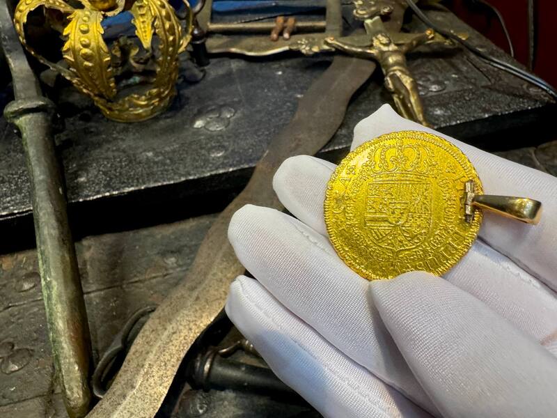 Spain 8 Escudos 1729 "Philip V" Pendant 9