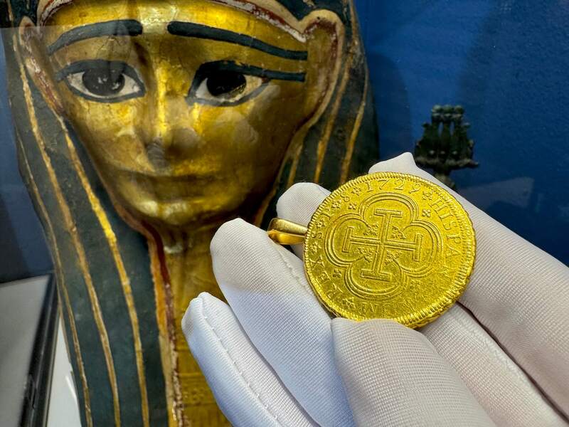 Spain 8 Escudos 1729 "Philip V" Pendant 5