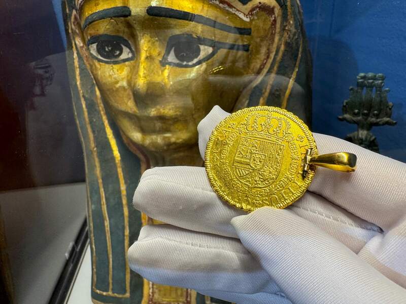 Spain 8 Escudos 1729 "Philip V" Pendant 11