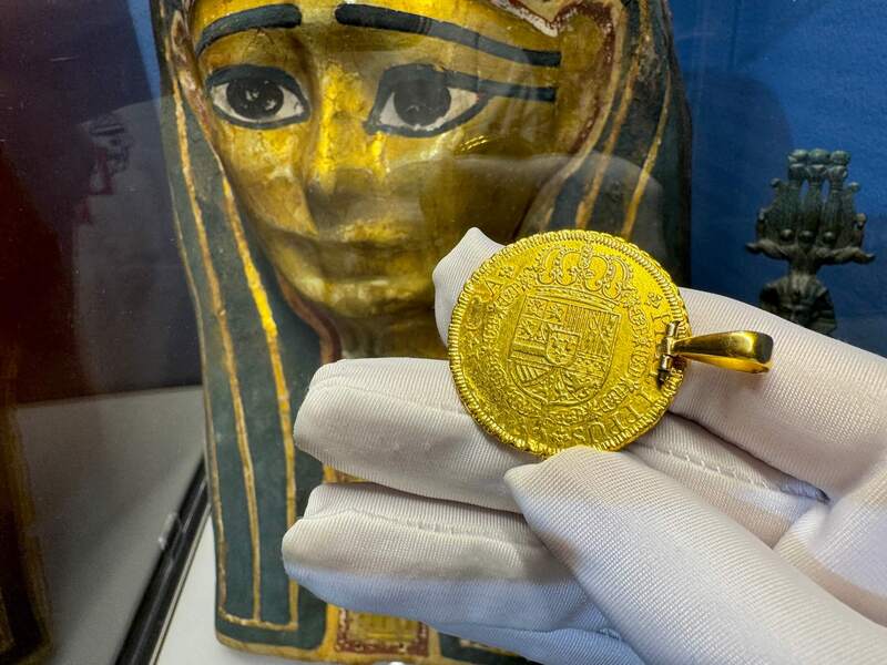 Spain 8 Escudos 1729 "Philip V" Pendant 12