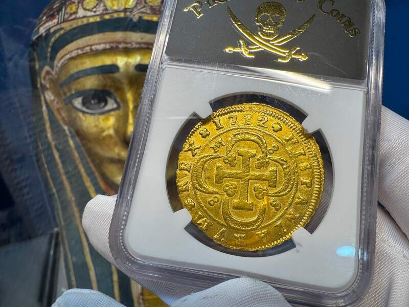 Spain 8 Escudos 1712 NGC AU 10