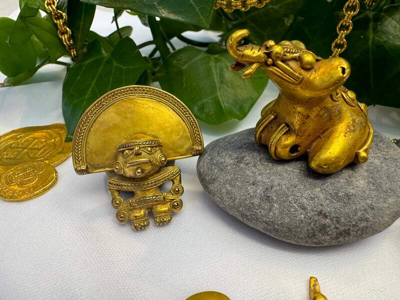 Tairona Gold Chief Pendant 600BC - 100AD Figurine + 4 Attachments 27